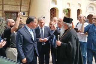 Ο μητροπολίτης Κοζάνης Παύλος υποδέχεται τον Αδωνη Γεωργιάδη και στέλνει για καφέ την υπόλοιπη συνοδεία